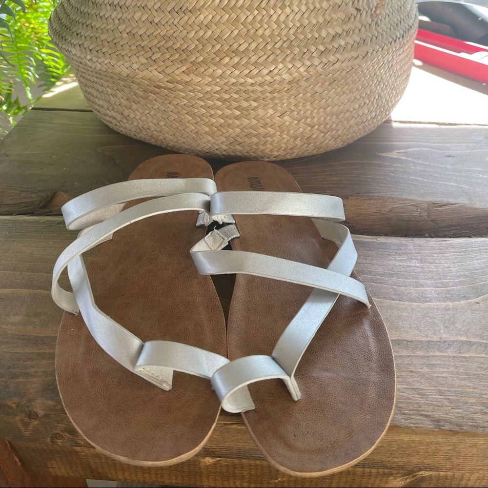 Muk Luk’s criss cross toe wrap silver sandal, size 9